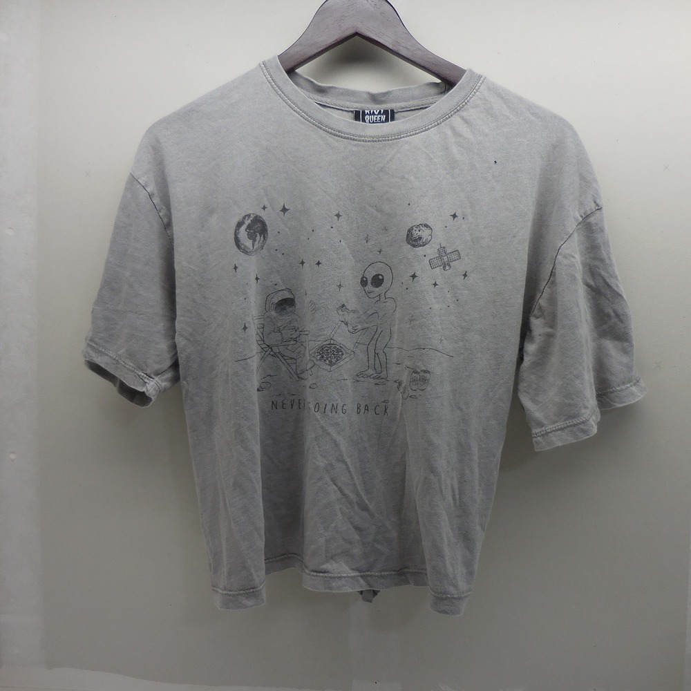 Riot Queen Alien Astronaut Pizza Space Graphic Tee Grey Wash Cropped Large